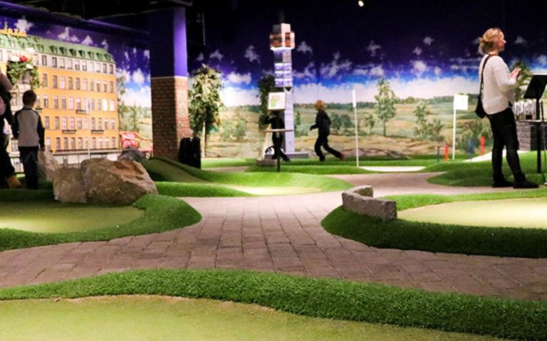 Äventyrsgolf inomhus med Stockholmstema på Tolv Stockholm