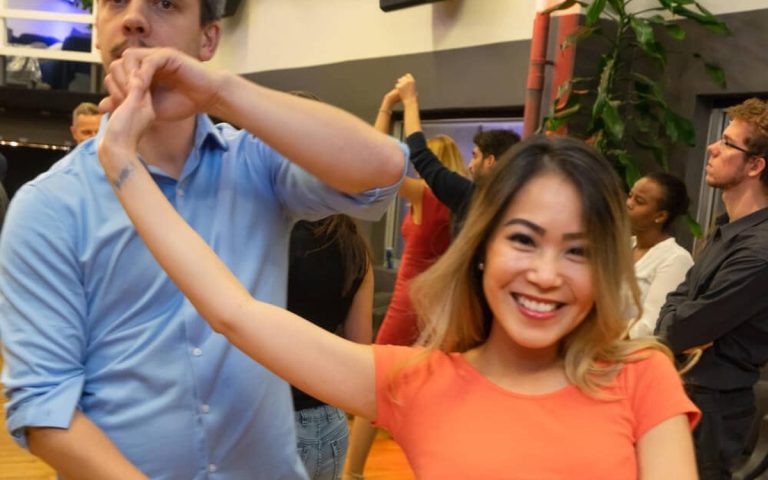 Prova på salsa och bachata helt gratis