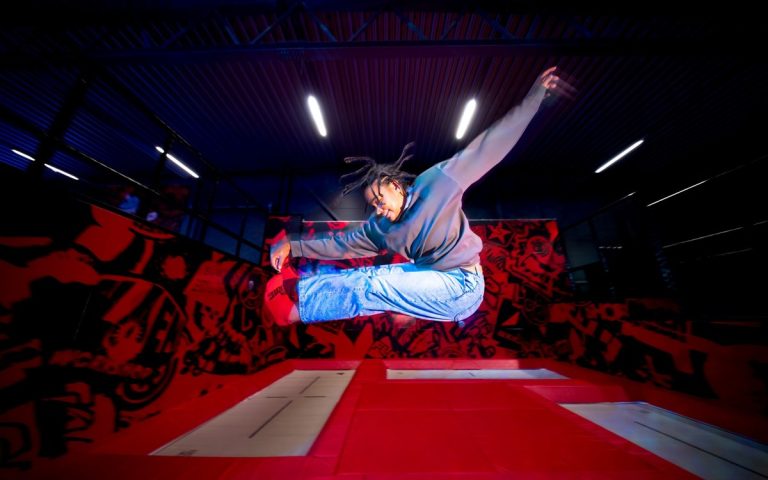 Trampolinpark där du studsar tills benen skakar