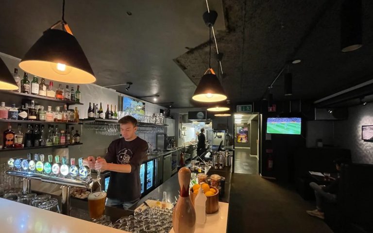 Bowling, dart och sport under samma tak
