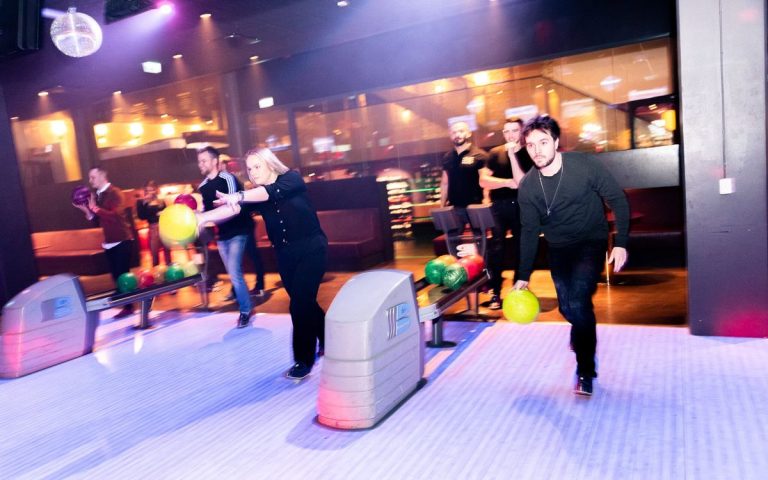 Bowling på 18 banor med bar och disco