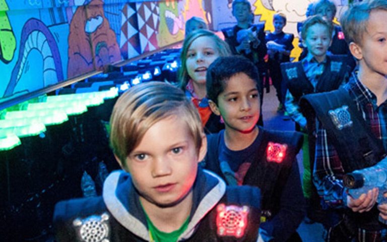 Laserspel i mörk futuristisk arena