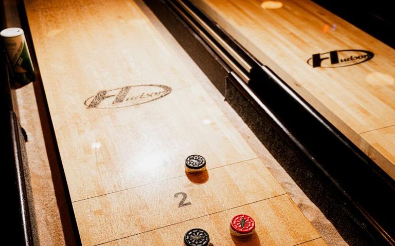 Shuffleboard, mat och dryck på Pitcher